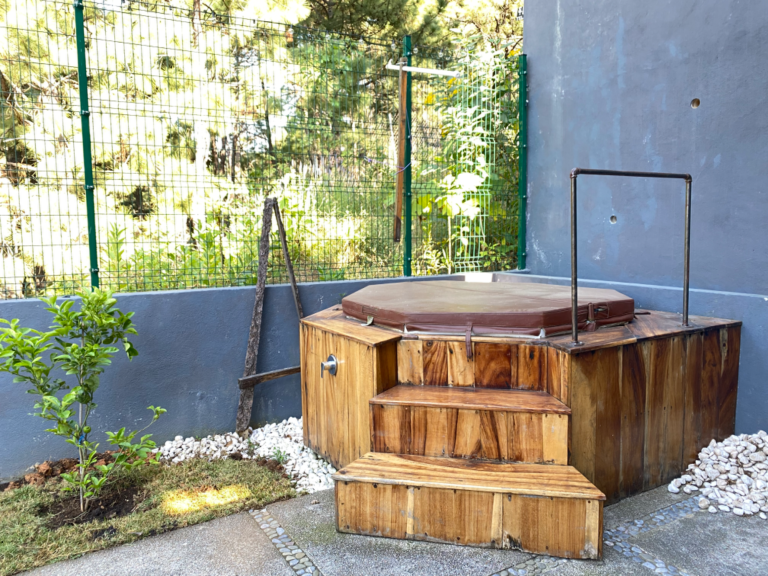 Jacuzzi en el jardín Fotografia del jardín y el jacuzzi
