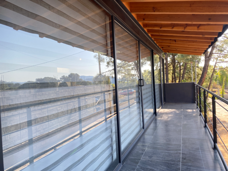 Balcón en el área de la sala comedor Balcón en el área de la sala comedor