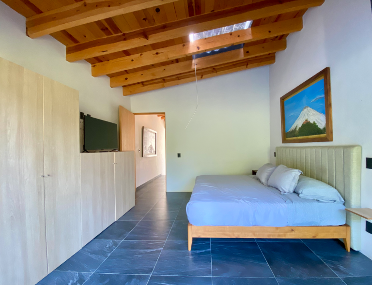 Recámara principal con TV, baño interior y balcón Recámara principal con TV, baño interior y balcón