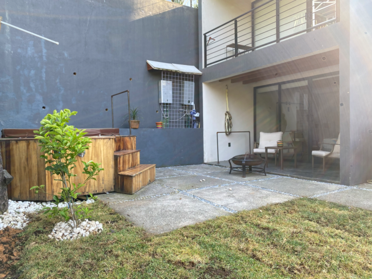 Vista del jacuzzi y terraza de la habitación Vista del jacuzzi y terraza de la habitación