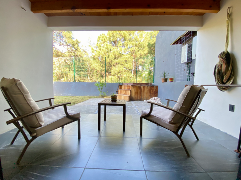 Sillas en Terraza con vista al jardín Terraza con vista al jardín